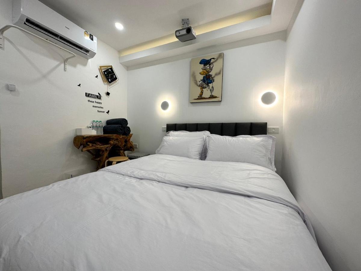 Hostel The White Den Sukhumvit 44 Bangkok Exterior foto