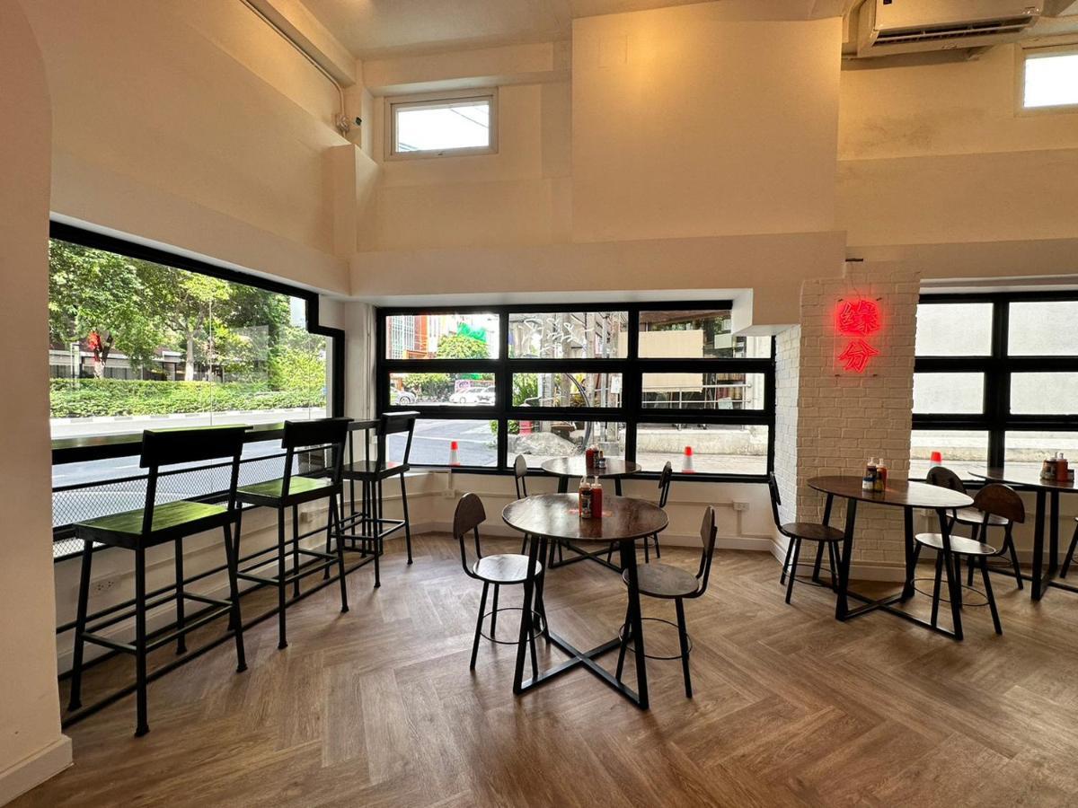 Hostel The White Den Sukhumvit 44 Bangkok Exterior foto