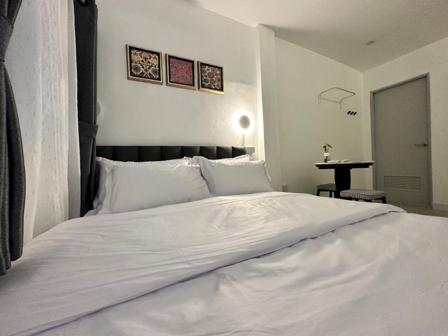 Hostel The White Den Sukhumvit 44 Bangkok Exterior foto