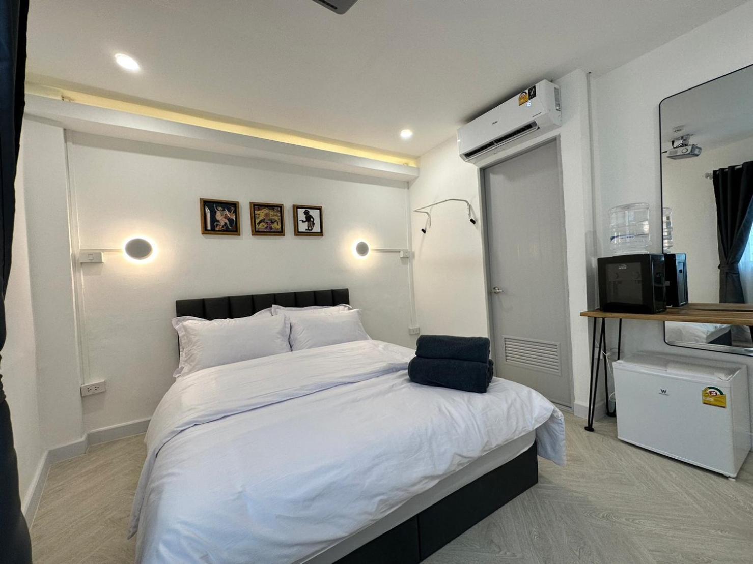 Hostel The White Den Sukhumvit 44 Bangkok Exterior foto