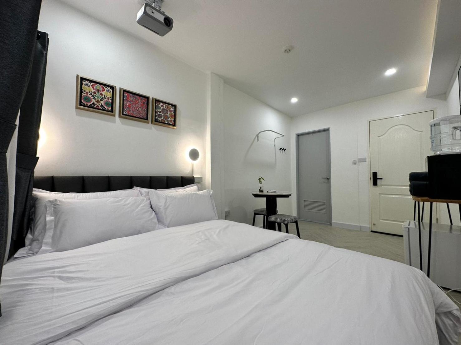Hostel The White Den Sukhumvit 44 Bangkok Exterior foto