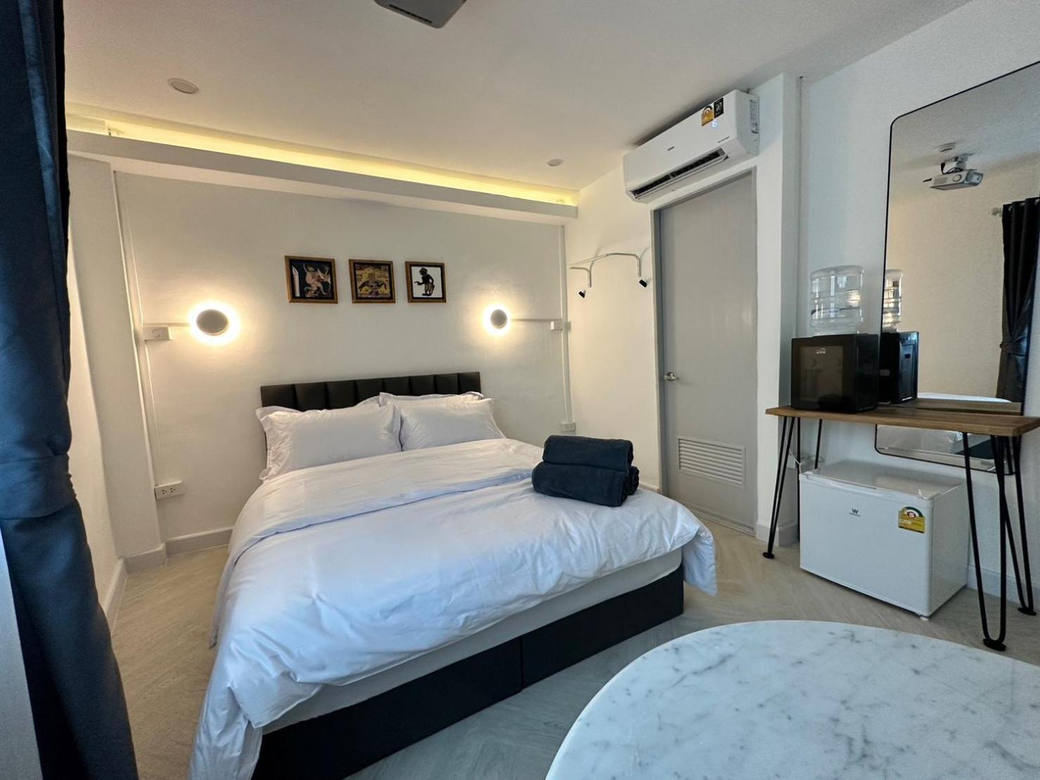 Hostel The White Den Sukhumvit 44 Bangkok Exterior foto