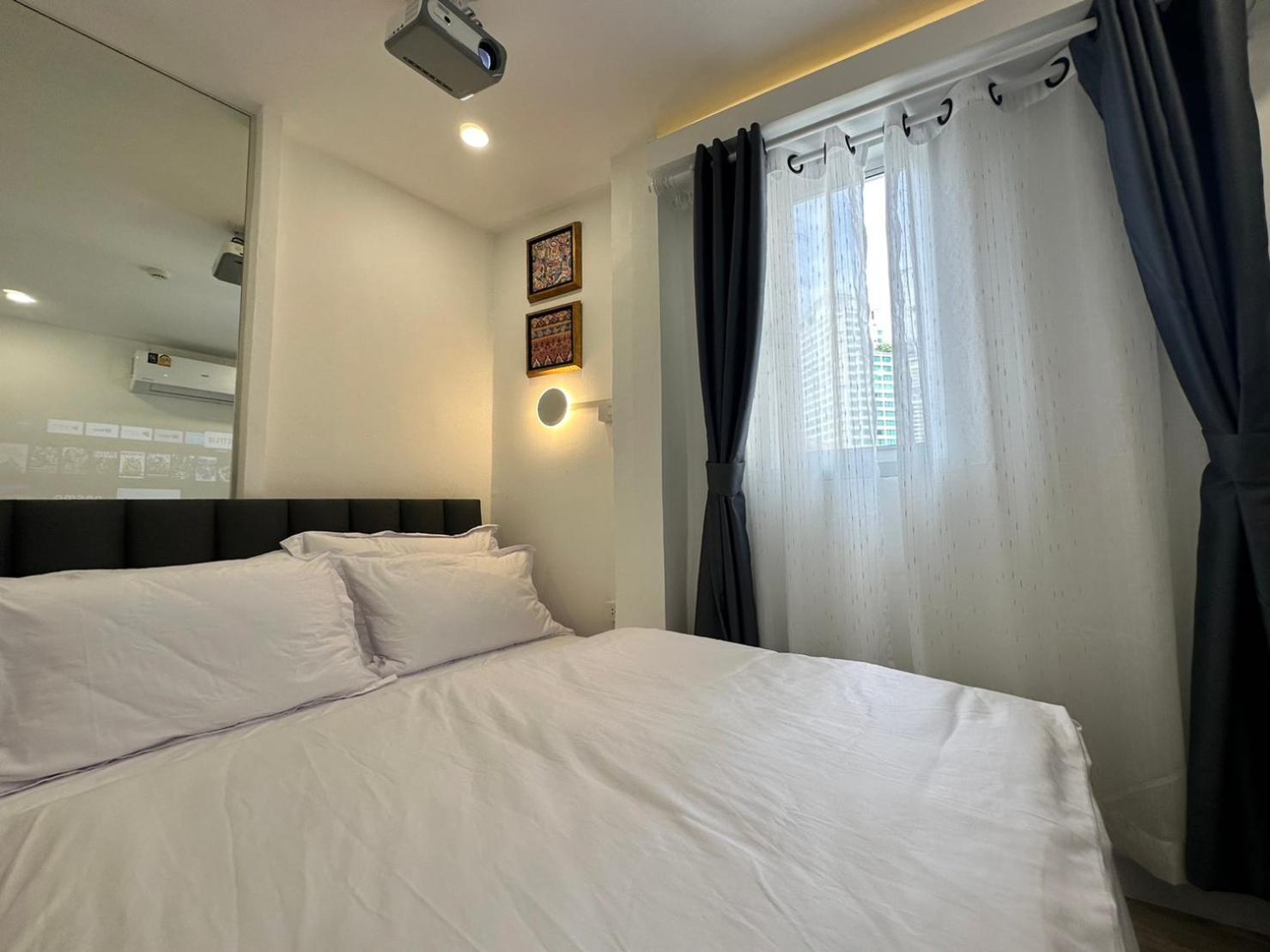 Hostel The White Den Sukhumvit 44 Bangkok Exterior foto